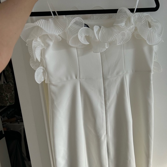 White dress with ruffles - Picture 4 of 5